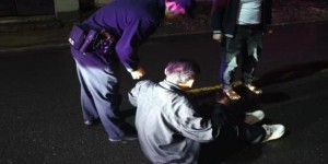 男子雨天醉卧路边，通河公安暖心救助