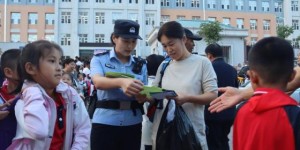 开学季护安全 宾县公安在校园门前播撒“平安种子”