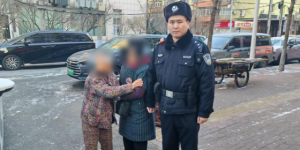 南岗分局民警巡逻中温情守护：接力助走失老人归家 暖心服务彰显为民初心