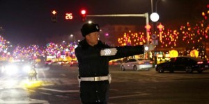 警灯映花灯 藏蓝护团圆  ——冰城公安为市民送上元宵节“平安礼”