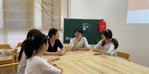绘本润童心，“双减”促成长 ——“小水滴”团队开展《蛀虫日记》绘本活动