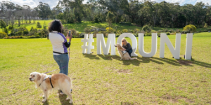 麦考瑞大学财务团队“下地”造林，校园再添绿色希望