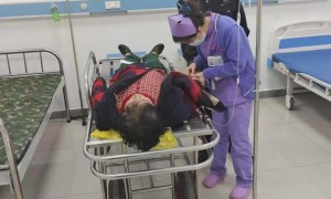 独居老人摔倒无法起身 民警紧急救助送医