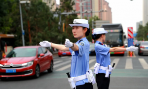 中考停车“宝典”出炉 冰城公安暖心护考