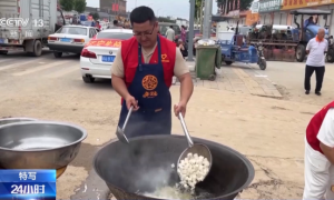 大家都献出爱心，困难就不叫困难！志愿者携锅带菜让涿州村民吃上热乎饭