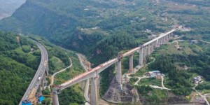 国内在建跨度最大T构高铁桥梁顺利合龙