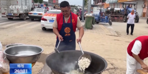 大家都献出爱心，困难就不叫困难！志愿者携锅带菜让涿州村民吃上热乎饭